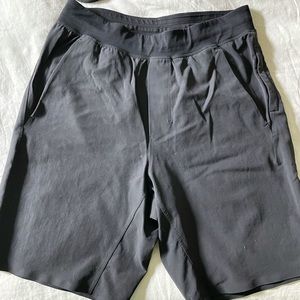 lululemon license to train short (S)
